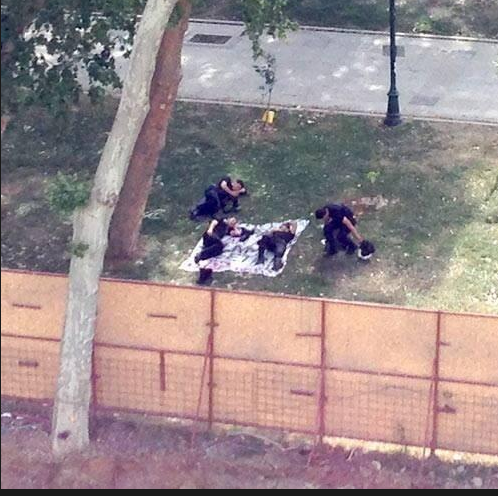 polisler yatiyor
