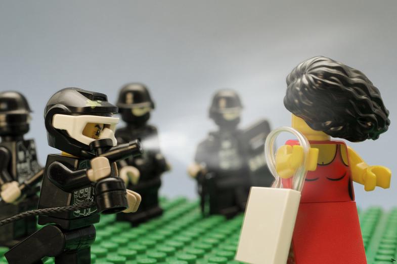 gezi-parki-lego-kirmizili-kadin