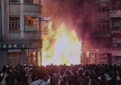 sivas katliamı 1993 neler oldu madimak-oteli-yaniyor