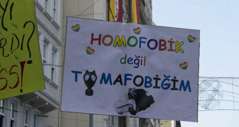 onur-yuruyusu-2013-homofobik-degil-tomafobigim