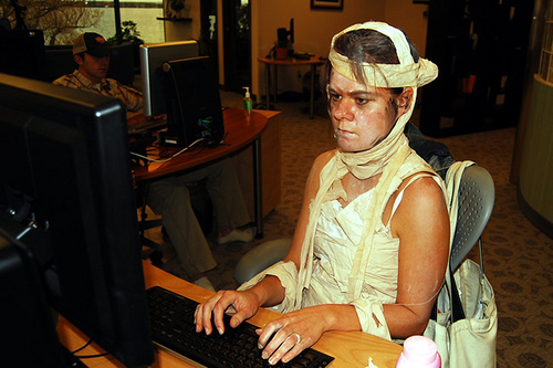 zombie-at-the-computer-fomo-fear-of-missing-out-fomo-hastaligi