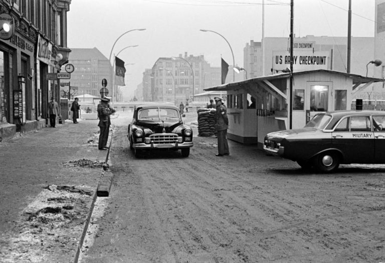 25 Maddede Berlin Duvarı Neden Yapıldı, Neden Yıkıldı?