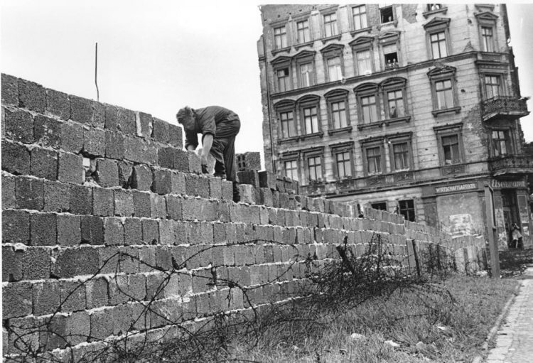 25 Maddede Berlin Duvarı Neden Yapıldı, Neden Yıkıldı?