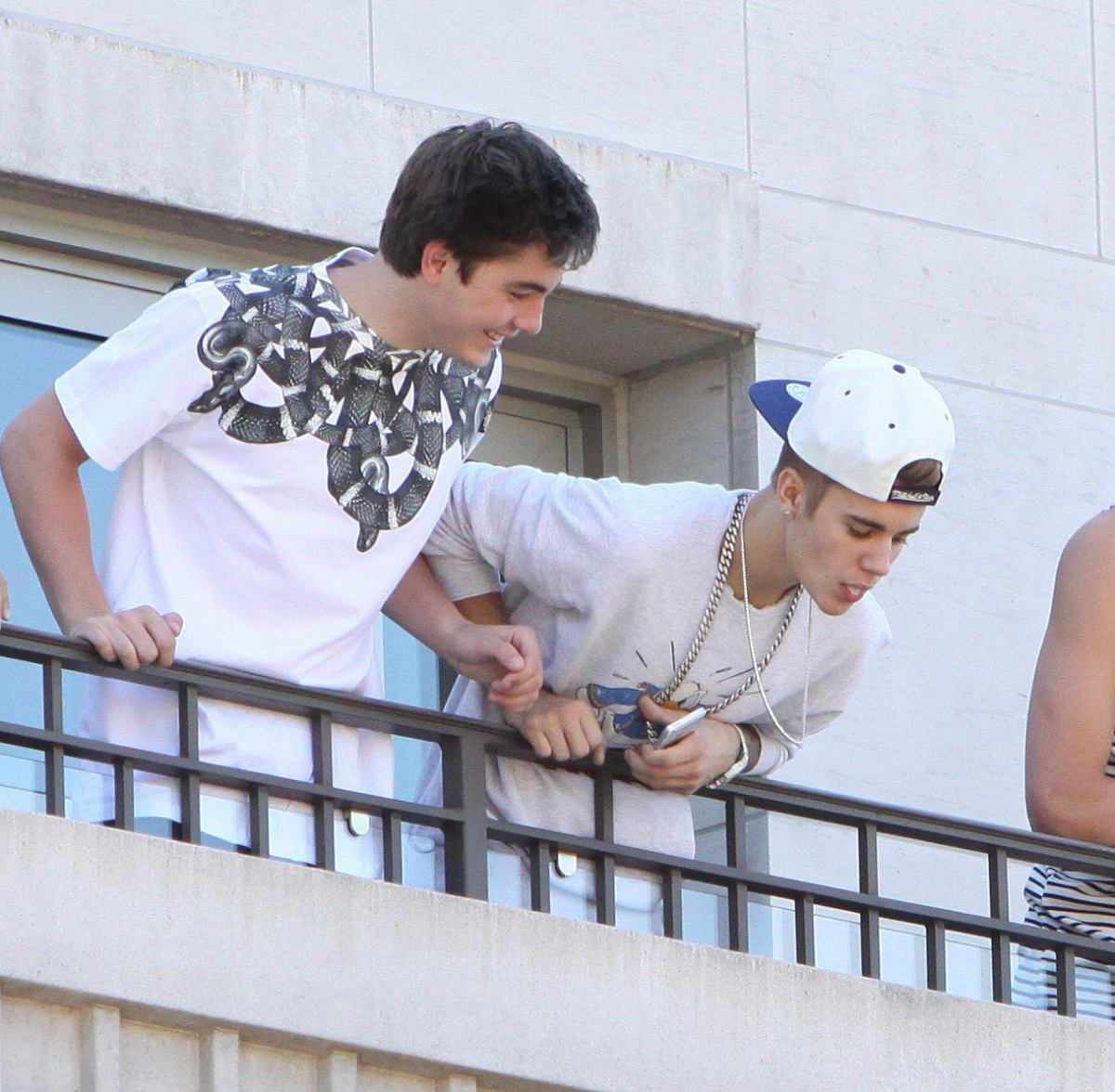 Justin Bieber spitting at people from his balcony in Toronto