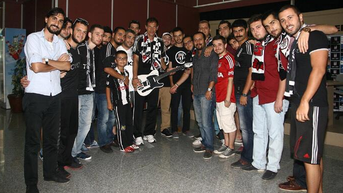 slaven-bilic-gitar-hediyesi