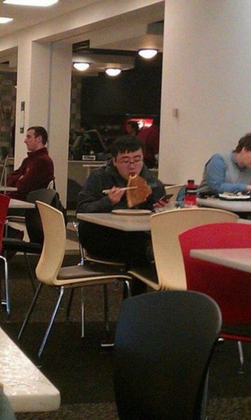 susi-gibi-pizza-yiyen-adam