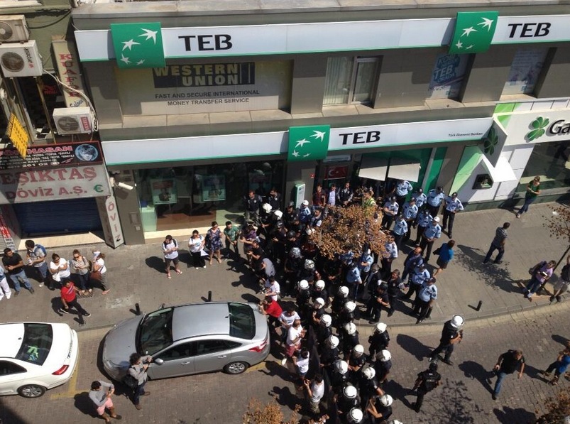 baris-icin-elele-besiktas-polis-barikati