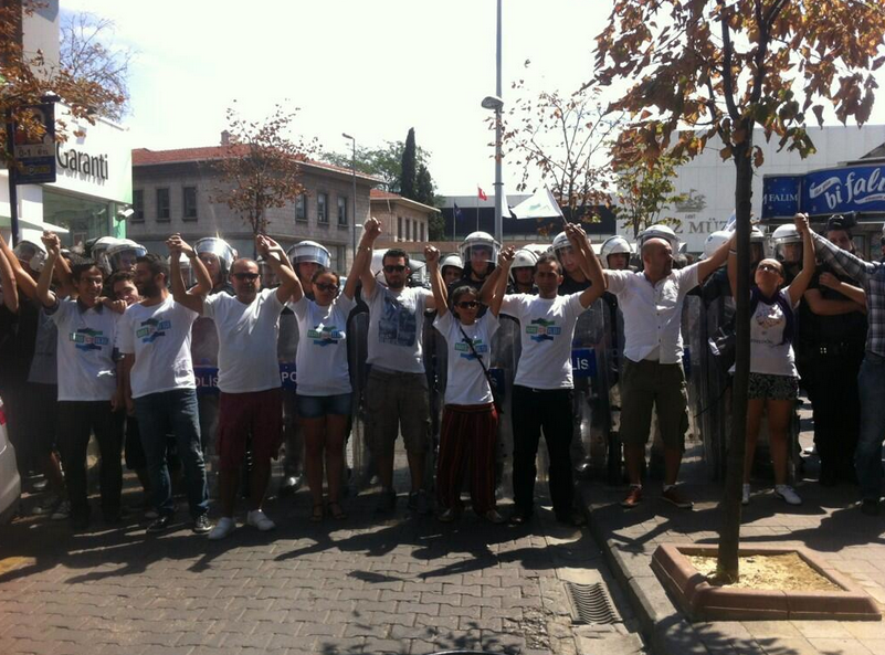 baris-icin-elele-besiktas-polis-onunde
