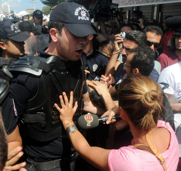 baris-icin-elele-istiklal-polis-engelleme