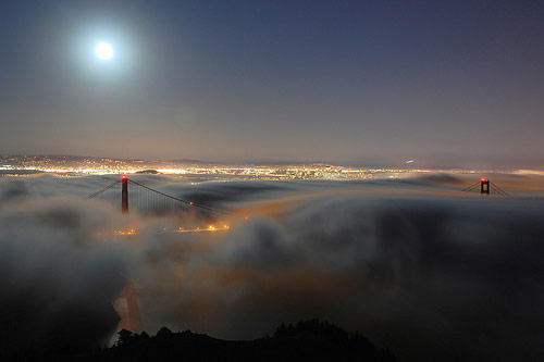 bulutlar-icinde-kalmis-kopru-gece-fotografi