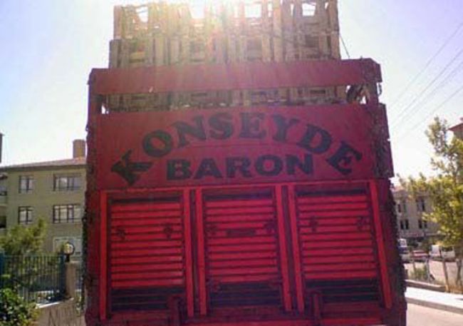 konseyde-baron-kamyon-arkasi-yazilari