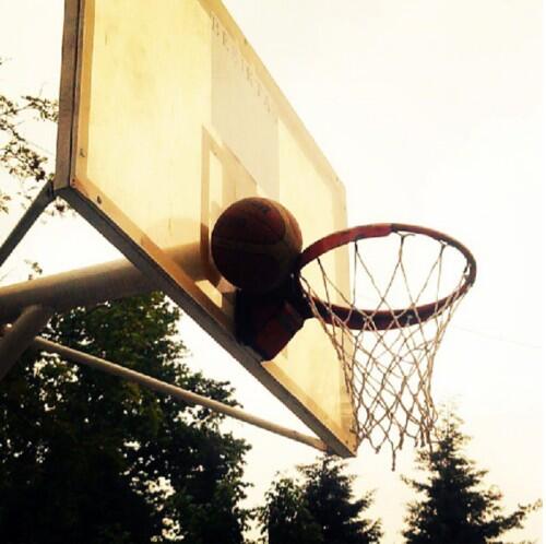 kenara-koseye-sikisan-basketbol-topu