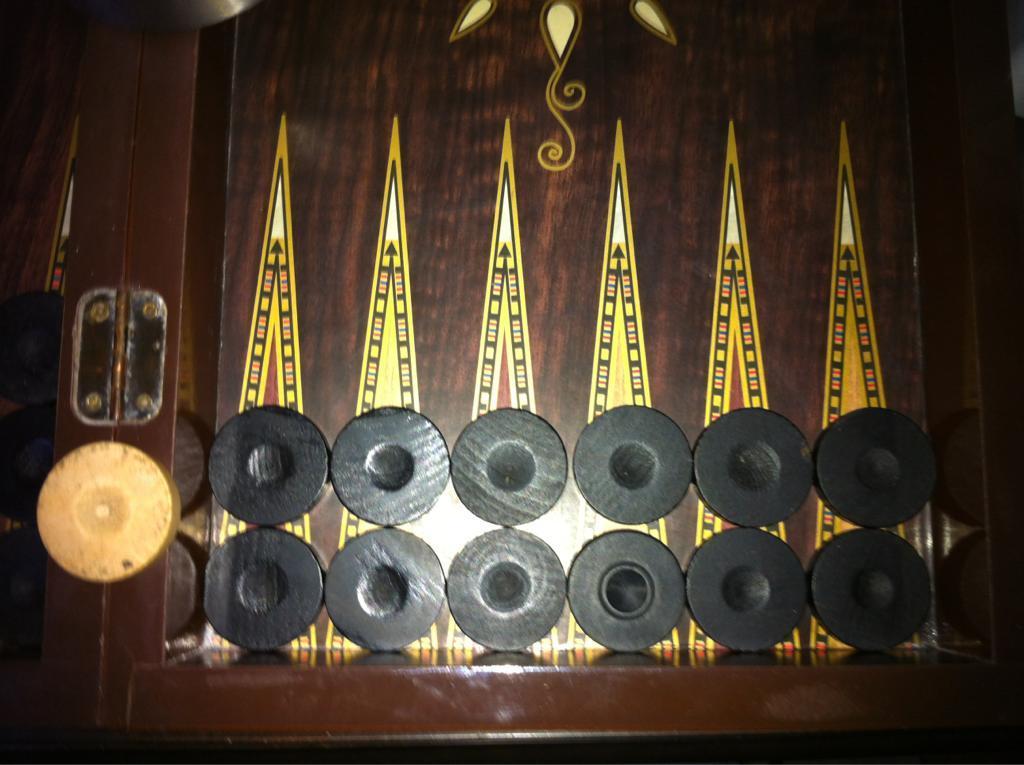 kirik-tasla-kapali-kapilarin-ardinda