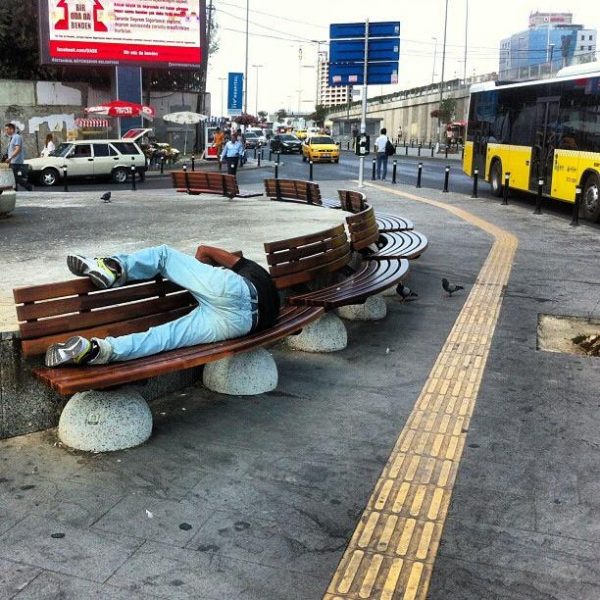 mecidiyekoy-istanbul-uyuyan-adam
