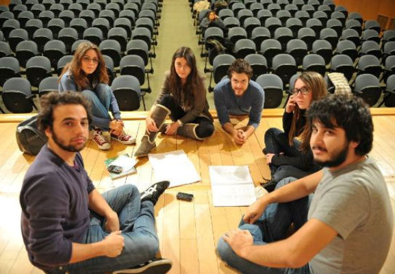 Okul ve üniversite ile ilgili komedi: sadece gençler için değil Okul ve üniversite ile ilgili komedi: sadece gençler için değil