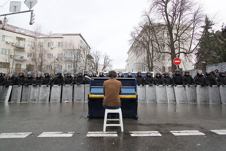 polislere-piyano-calan-adam-ukrayna