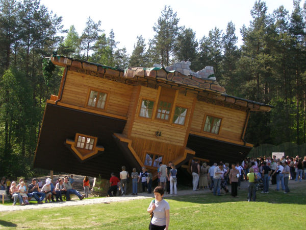 2-Upside-down-House-Szymbark-Polonya