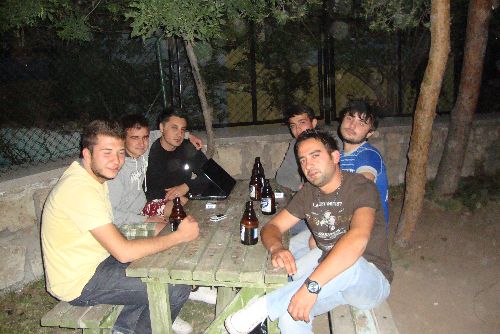 bira-icen-erkekler