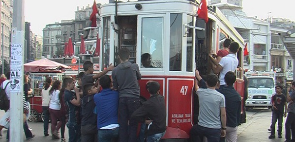 ece-ayhan-14-tramvaya-asilan-cocuklar