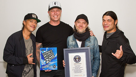 Metallica-tum-kitalarda-konser