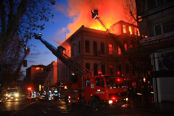 istanbul-il-milli-egitim-mudurlugu-yangini-listelist