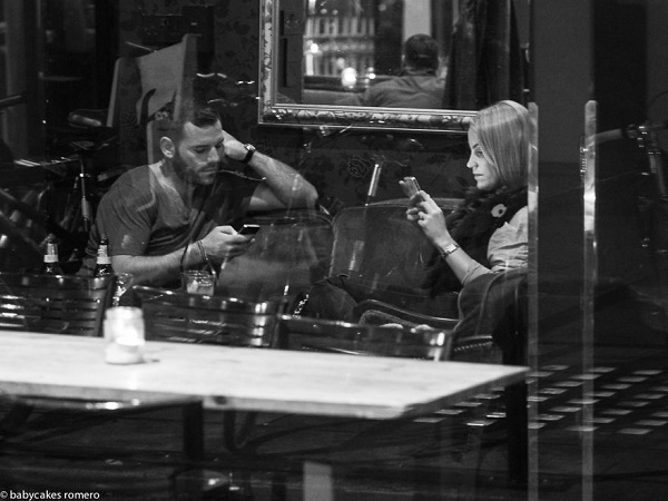 modern-insan-yalnizlasmak-fotograf