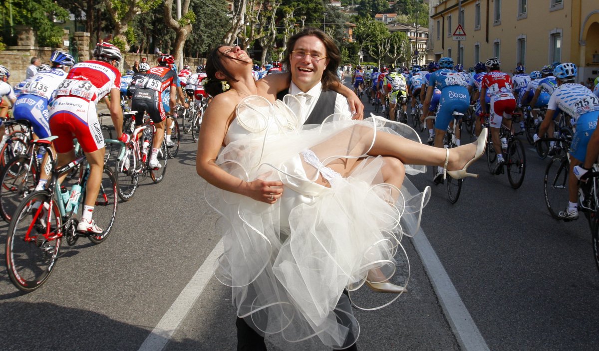 cyclists-ride-past-these-newlyweds-during-the-second-stage-of-the-giro-ditalia-in-italy