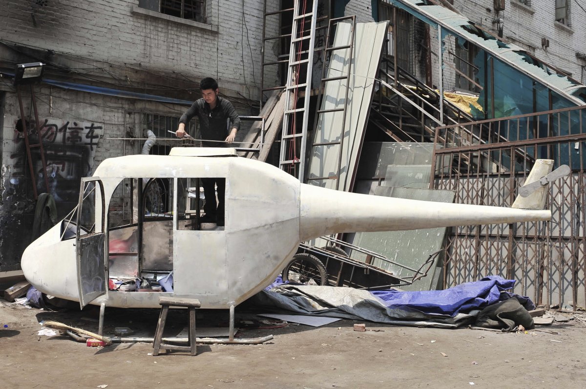 gao-hanjie-installs-the-rotor-blades-on-his-homemade-helicopter-in-shenyang-liaoning-province-june-9-2010