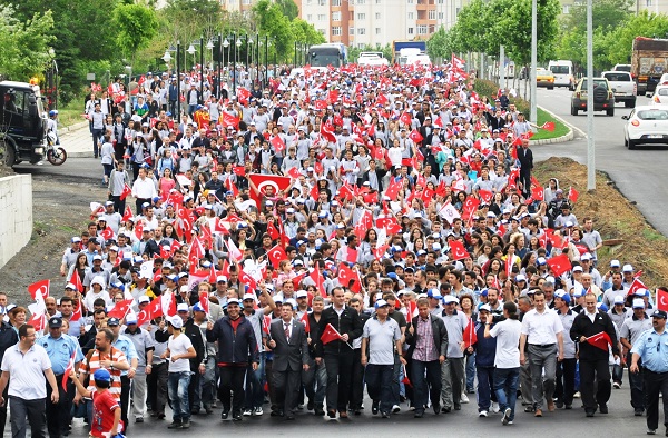 kalabalik-turk-bayrakli-genc-grup