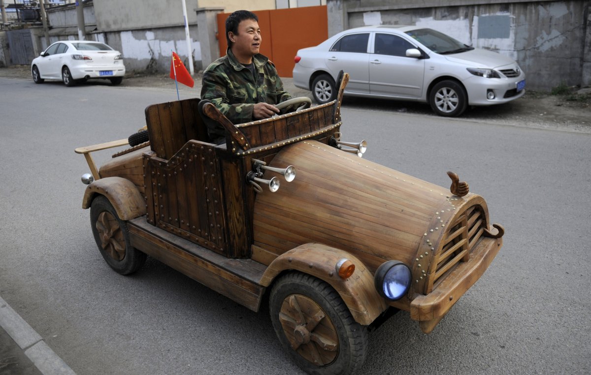 liu-fulong-built-this-wooden-electronic-vehicle-and-tests-it-out-below-the-car-can-reach-speeds-up-to-20-miles-an-hour-which-is-pretty-fast-for-a-homemade-experiment