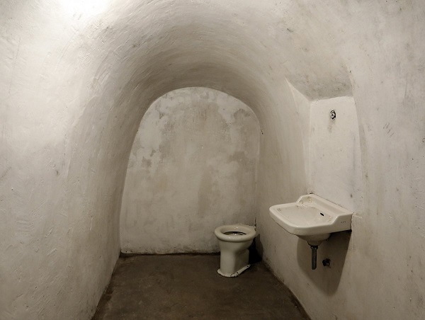 mussolini-siginak-2-tuvalet