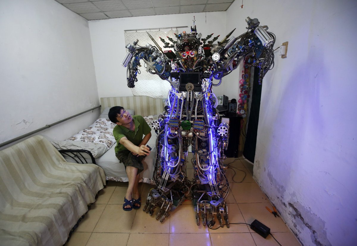 tao-xiangli-a-self-taught-inventor-built-this-remote-controlled-humanoid-robot-out-of-scrap-metal-and-electronic-wires-that-he-bought-from-a-second-hand-market-for-49037