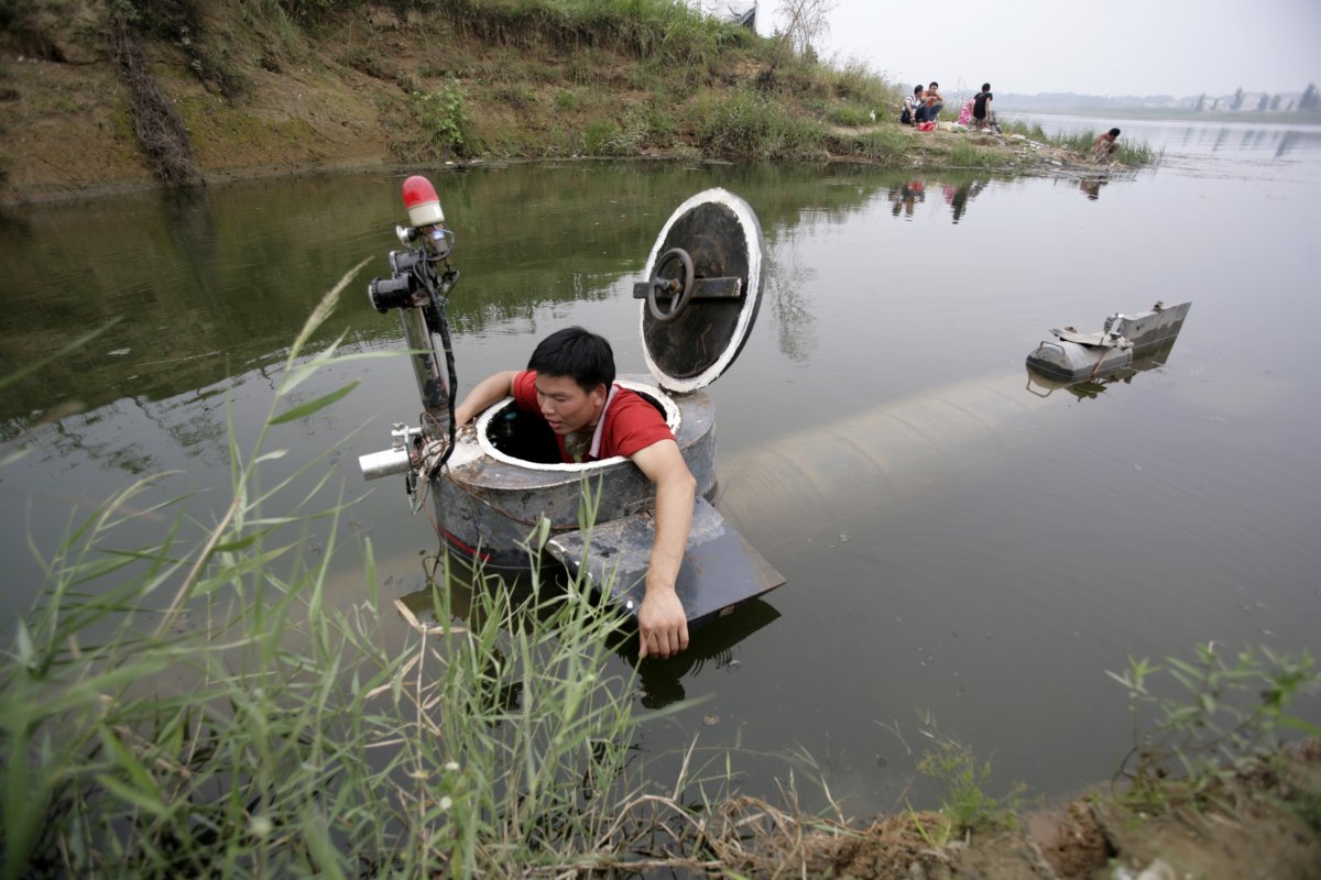 tao-xiangli-gets-out-of-his-homemade-submarine-after-operating-it-in-a-lake-on-the-outskirts-of-beijing-september-3-2009