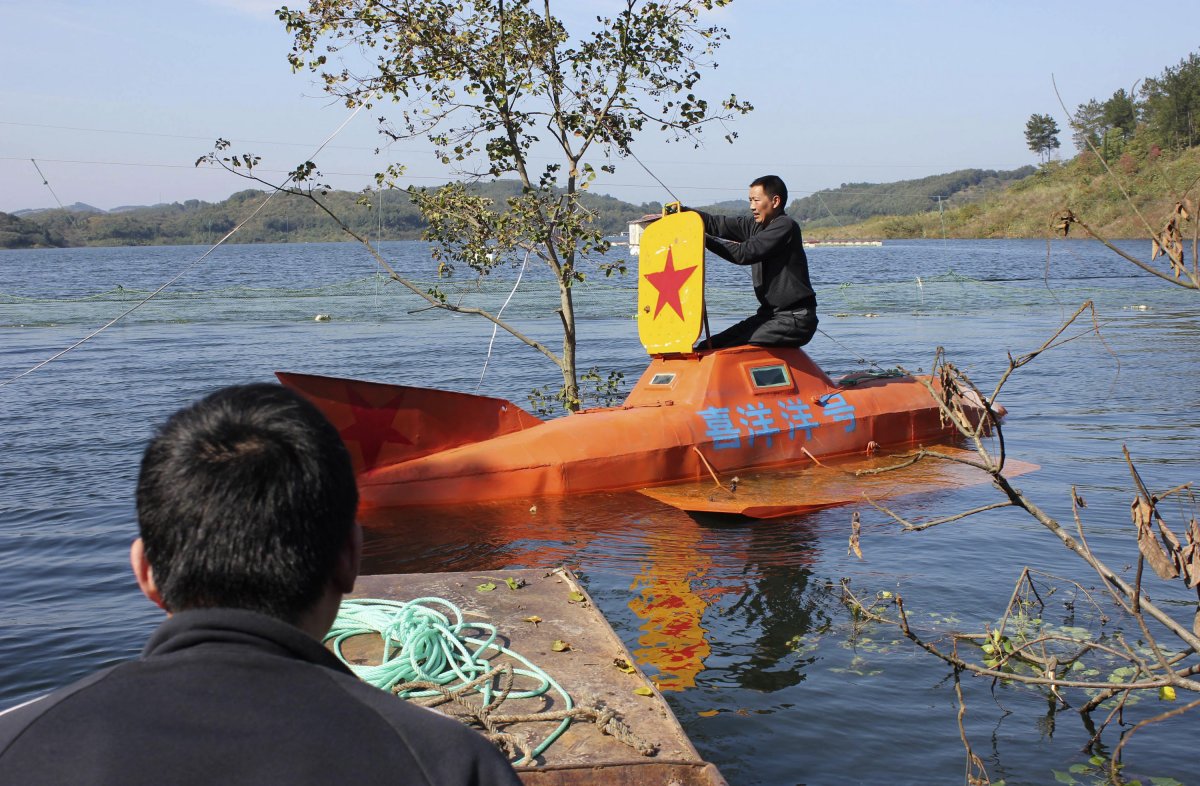 this-farmer-spent-five-months-building-this-diy-submarine-which-he-successfully-took-to-a-depth-of-30-feet-in-a-lake-near-his-home-town-of-dangjiangkou-in-the-hubei-province