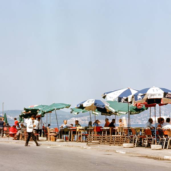 1971-istanbul-fotograflari-002-samz_turkey1971_istanbul_cafe_on_bosphorous_strait_039