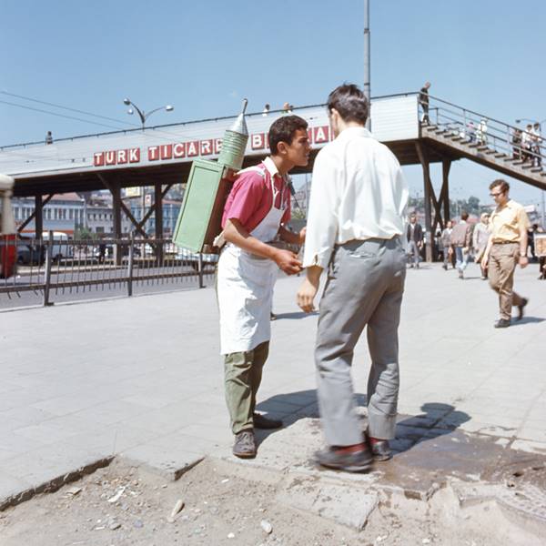 1971-istanbul-fotograflari-032-samz_turkey1971_istanbul_salesman_058