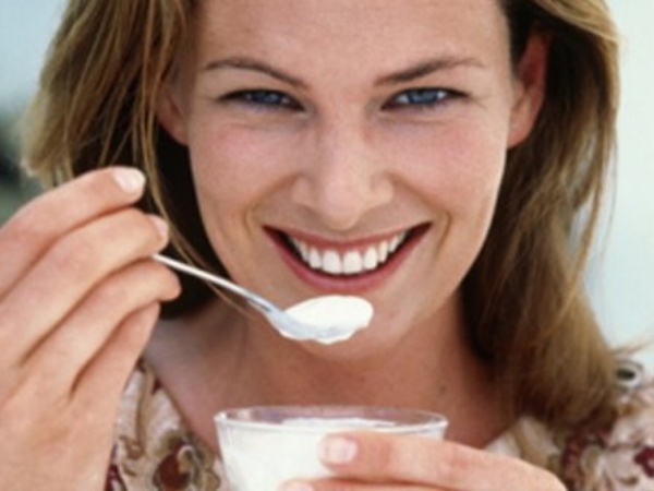 yogurt yiyen kiz