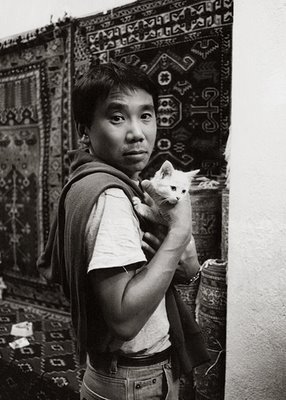 28-Haruki Japonya'nın son dönem en popüler yazarlarından olan Murakami, kendi ülkesinde fazlaca batı hayranı olmakla eleştiriliyor. Yazarın 