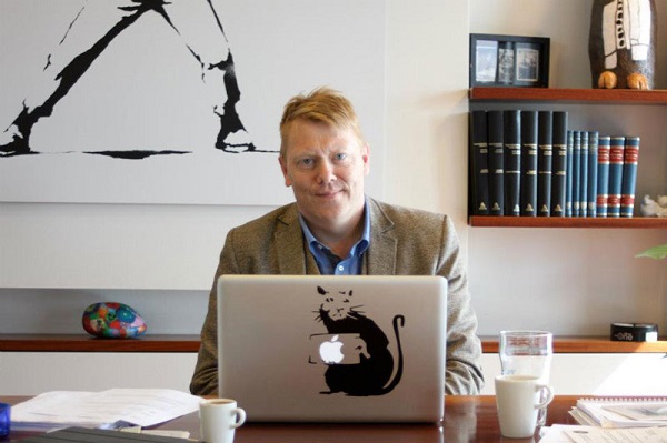 jon-gnarr-banksy-artwork-in-office