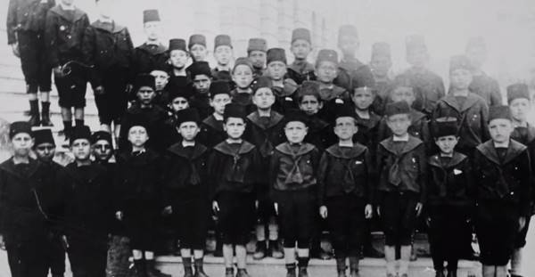 cunku-ogrencilerine-yuva-olur-annelik-babalik-yapar-listelist