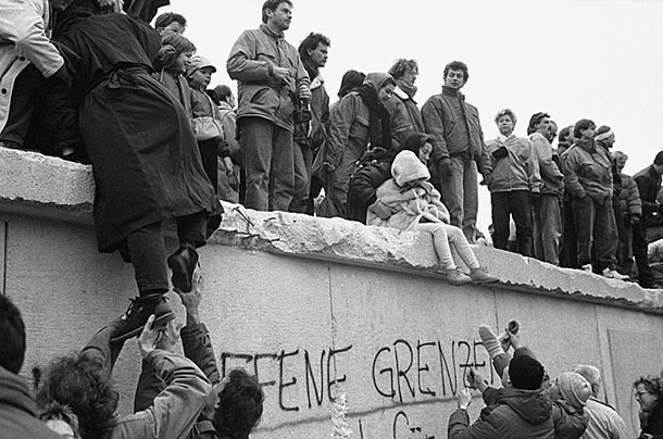 46-kilometrelik-duvarin-kimi-blok-parcalari-brandenburg-eyaletinde-bir-depoya-koyuldu-...-listelist