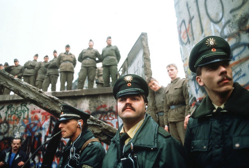 berlin-duvari-9-kasim-1989da-yikildi-bu-dogu-avrupada-komunizmin-cokusu-ve-soguk-savas-doneminin-sonunun-habercisi-oldu-listelist