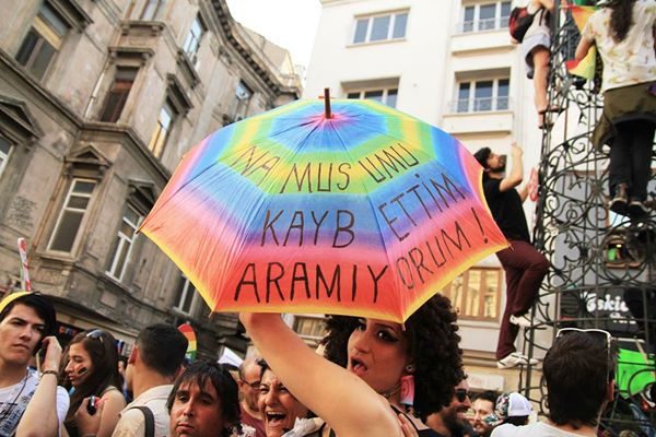 ozgur-olmak-rahat-yasamak-aile-ve-cevre-baskisindan-kurtulmak-istiyorlar-listelist-listelist