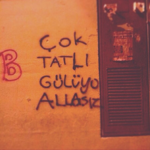 cok-tatli-guluyo-duvar-yazisi