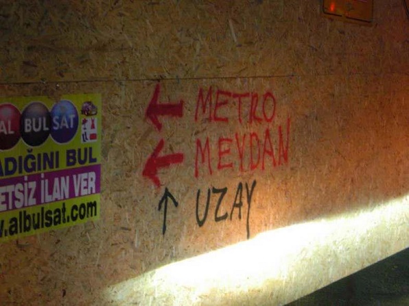 metro-uzay-duvar-yazisi