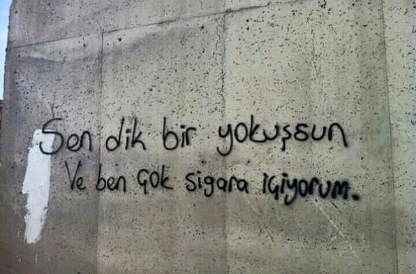 sen-dik-bir-yokussun-duvar-yazisi