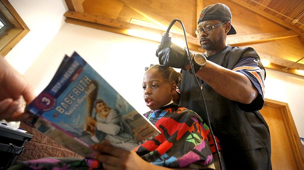 barber-free-haircut-read-books-courtney-holmes-8