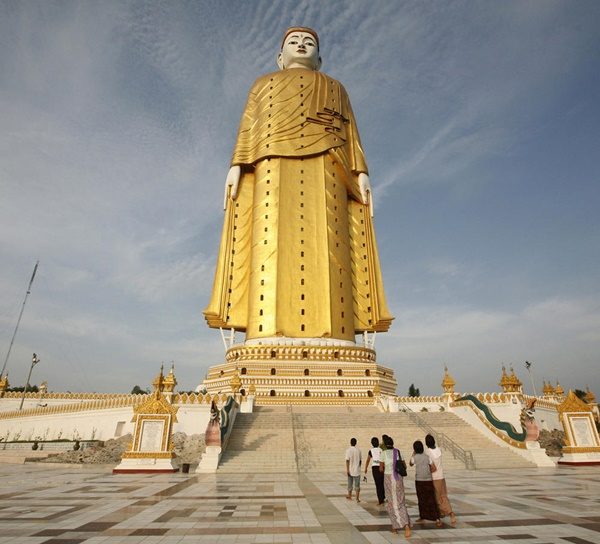 People visit the giant standing Buddha in Monywa, about 136 km (85 miles) northwest of Mandalay on June 16, 2009. Picture taken on June 16.   REUTERS/Soe Zeya Tun    (MYANMAR SOCIETY IMAGES OF THE DAY RELIGION)