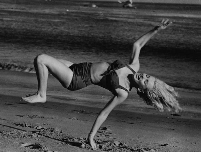marilyn-monroe-beach-swimsuit