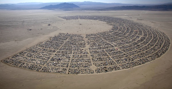 burning man yukaridan bakis